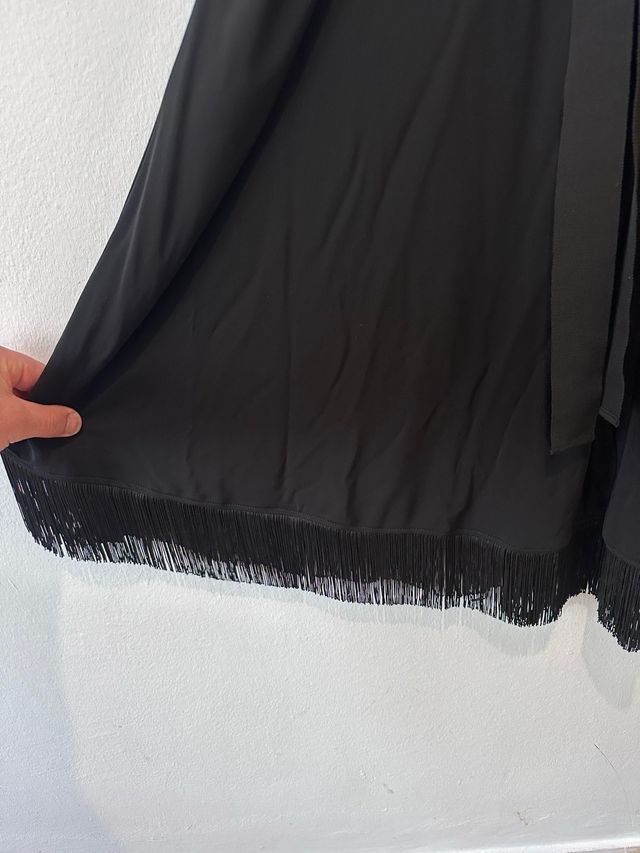 Vestido negro largo con cinturón y flecos
