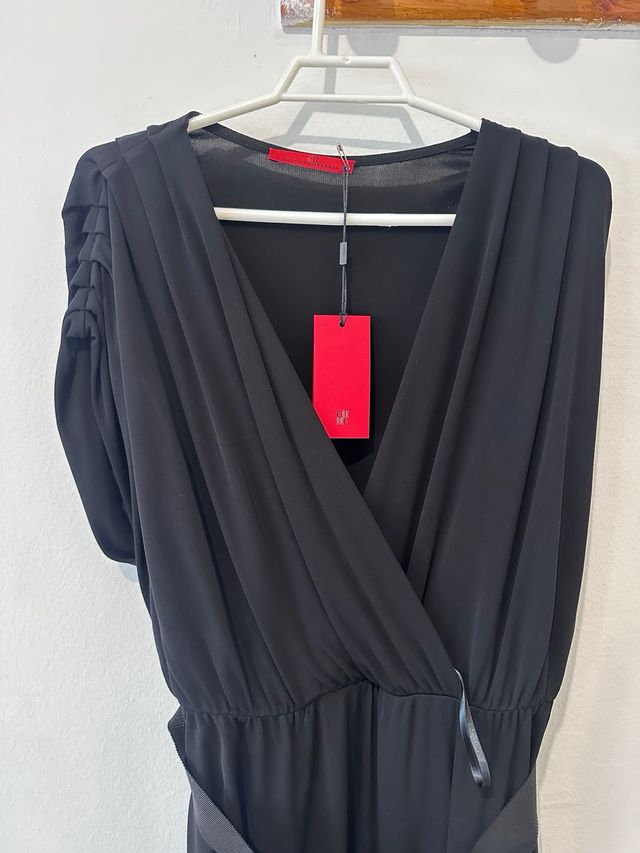 Vestido negro largo con cinturón y flecos