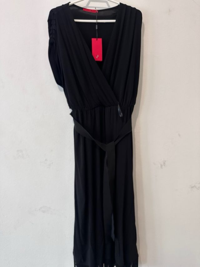 Vestido negro largo con cinturón y flecos