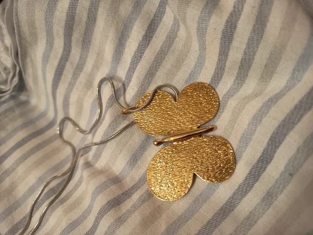 Colgante mariposa dorado