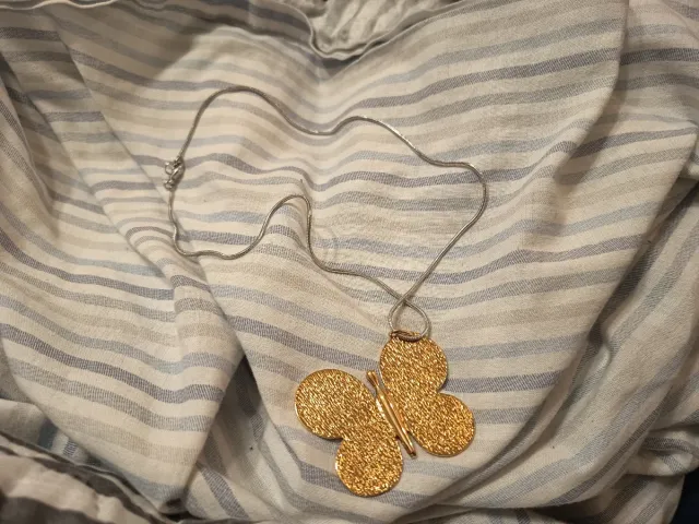 Colgante mariposa dorado