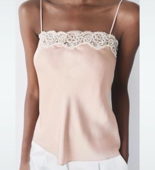 Camiseta lencera rosa con encaje blanco