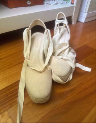 Alpargatas cuña beige atadas