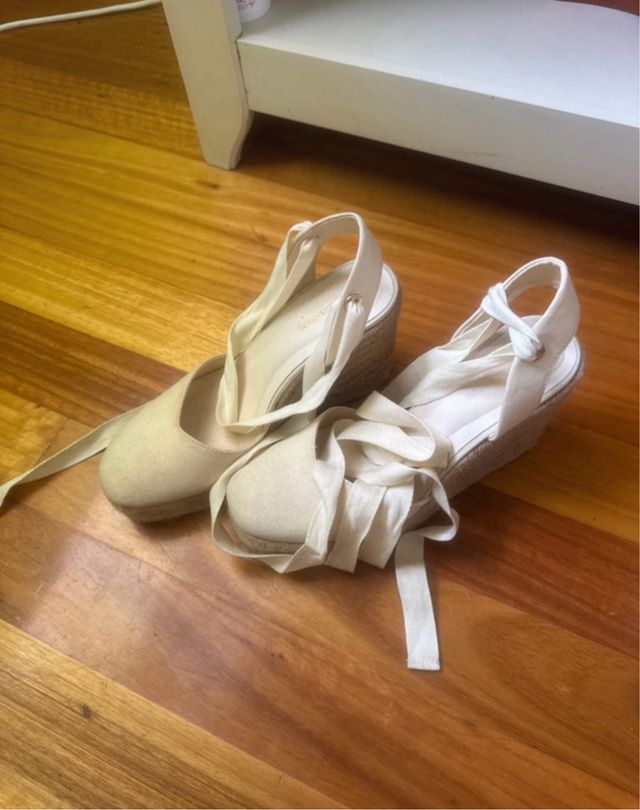 Alpargatas cuña beige atadas