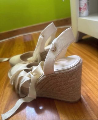 Alpargatas cuña beige atadas