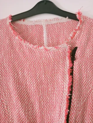 Chaqueta rosa y blanca