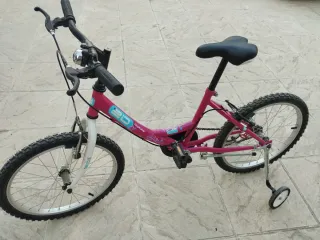 Fantástica 
Bicicleta color fucsia 