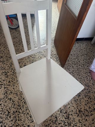 Son 4 Sillas de madera blancas