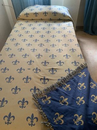 Colcha reversible con diseño de flor de lis