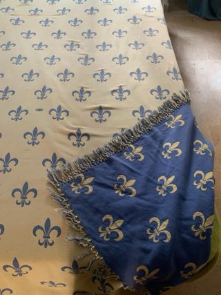 Colcha reversible con diseño de flor de lis