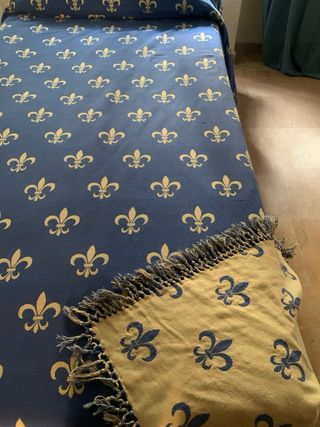 Colcha reversible con diseño de flor de lis
