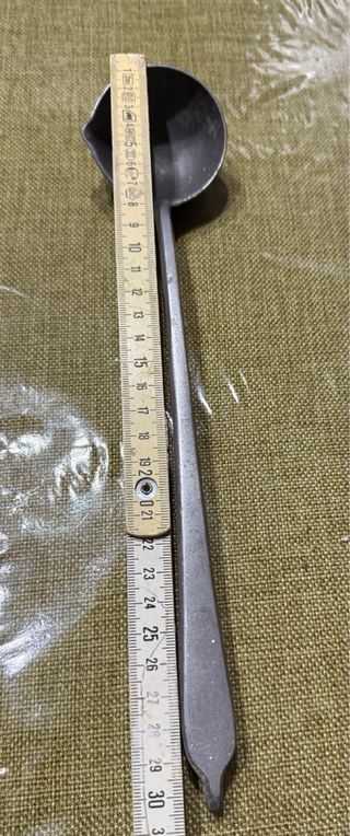 Antico mestolo militare in metallo