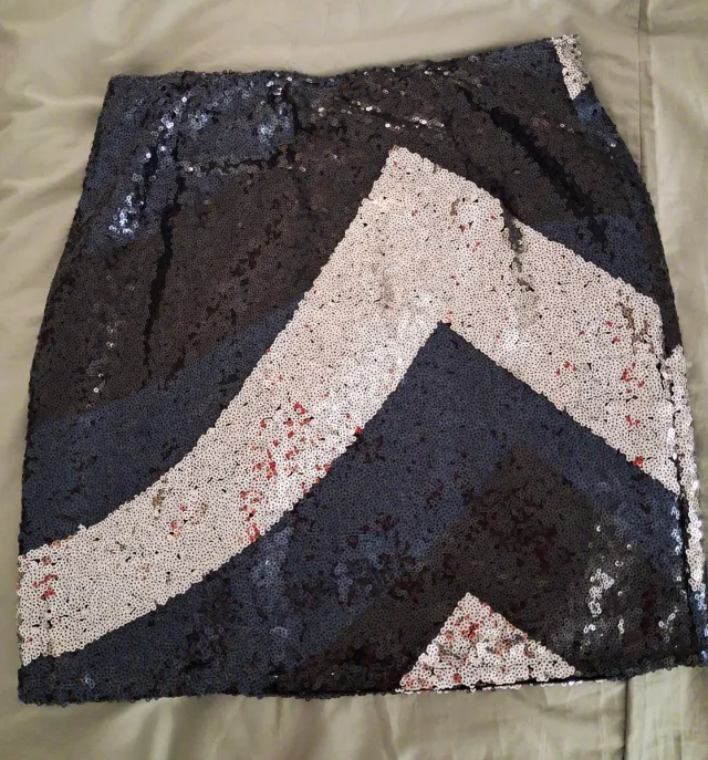 Falda de lentejuelas negra y plateada