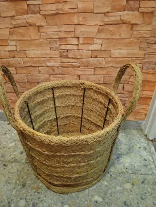 Leñero de esparto artesanal