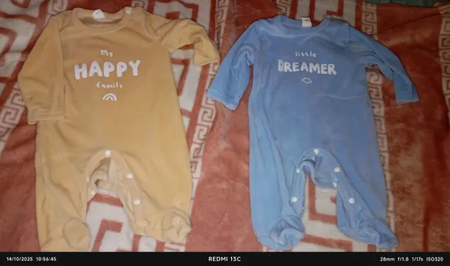 Ropa de bebé: pijamas y conjuntos