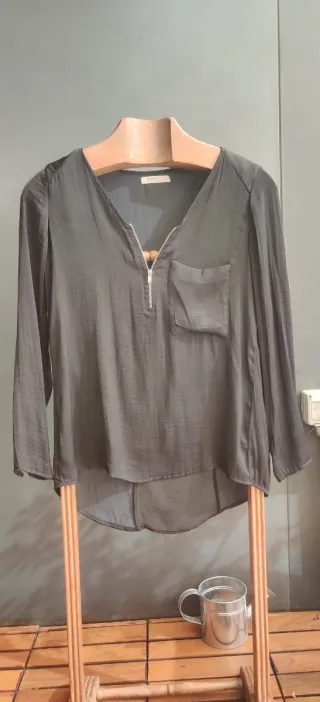 Camisa elegante Bershka negra con cremallera corta