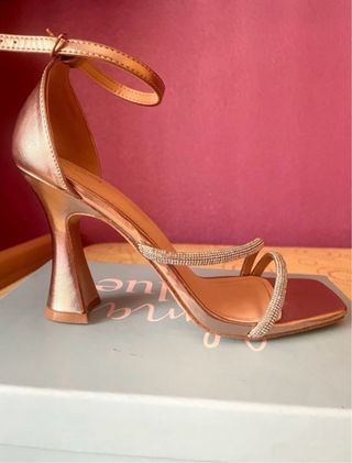 Sandalias doradas tacón para evento