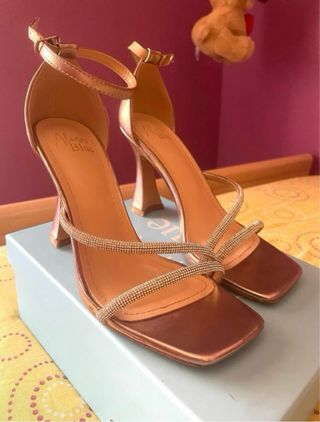 Sandalias doradas tacón para evento