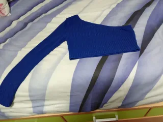 Top asimétrico azul de manga larga