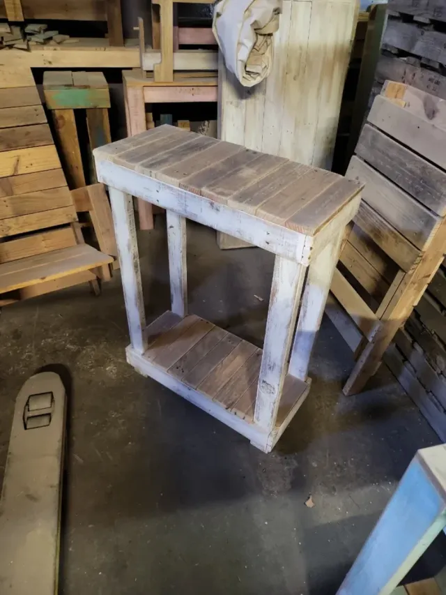 Consolle reception in legno con decalcomania bianca