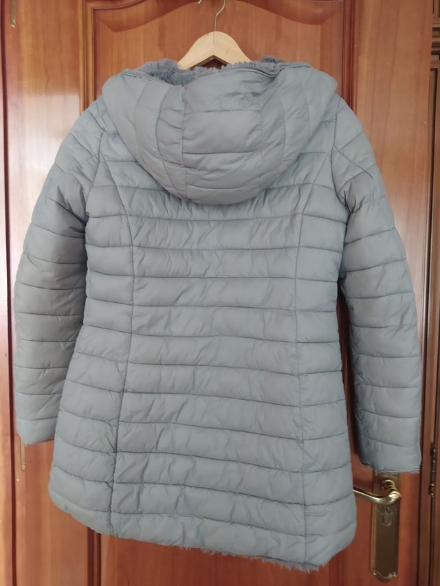 Abrigo reversible gris plumas y peluche