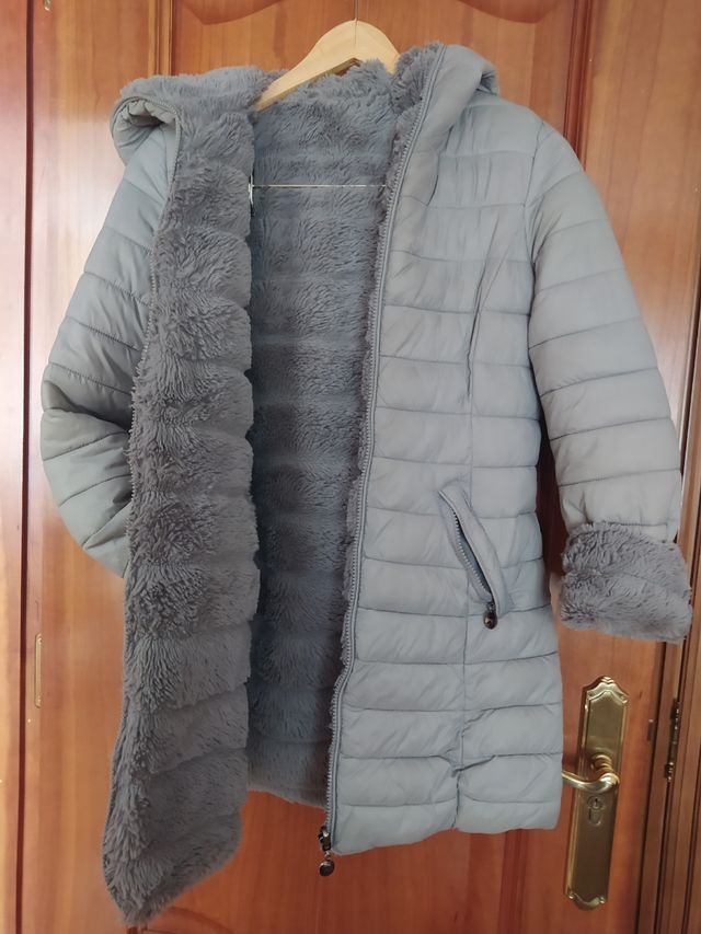 Abrigo reversible gris plumas y peluche