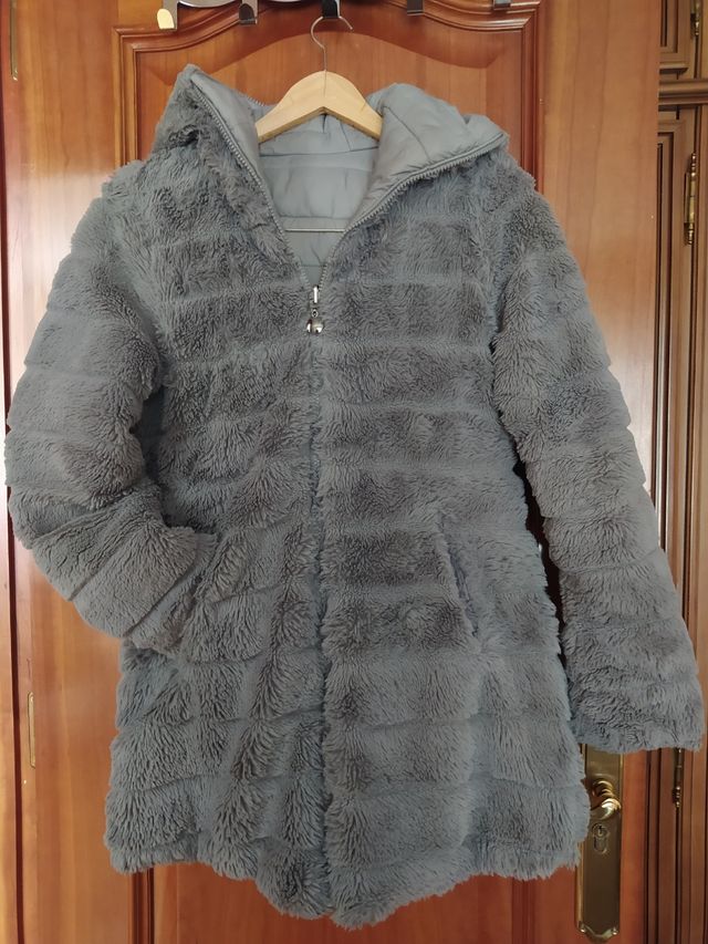 Abrigo reversible gris plumas y peluche