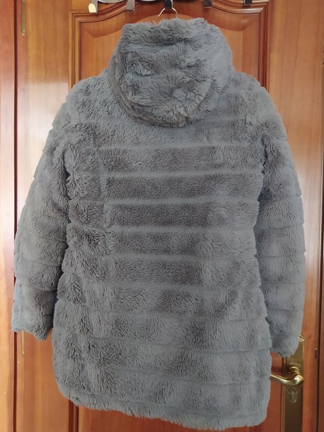 Abrigo reversible gris plumas y peluche