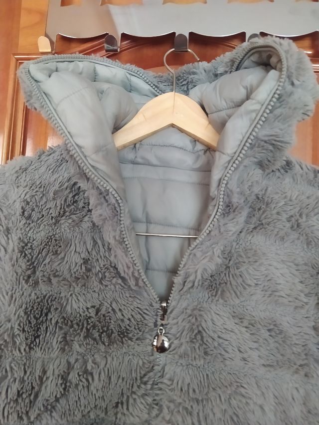 Abrigo reversible gris plumas y peluche