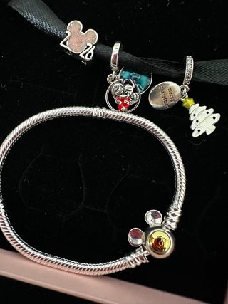 Pulsera Pandora con charms Mickey Mouse