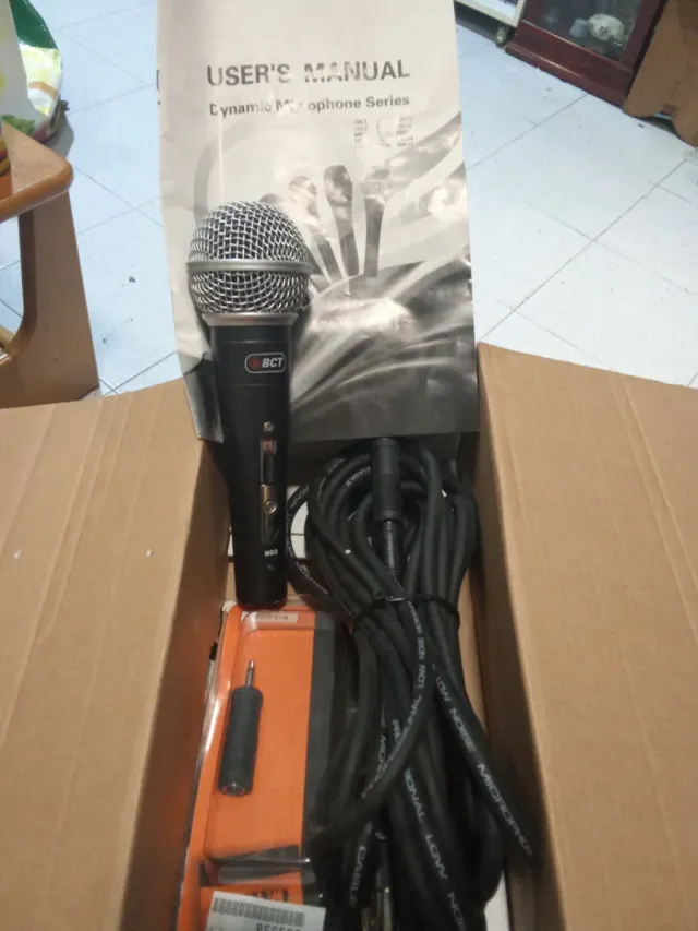 Micrófono dinámico BCT con cable y adaptador