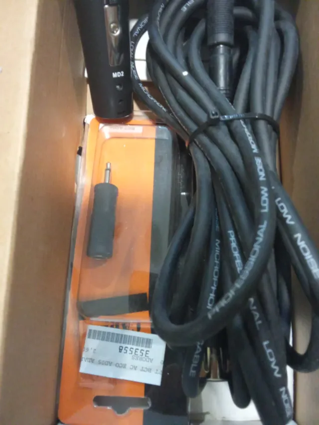 Micrófono dinámico BCT con cable y adaptador