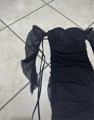 Vestito nero con maniche a rete