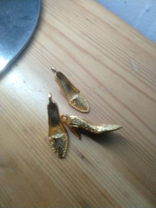 Colgante tacón dorado