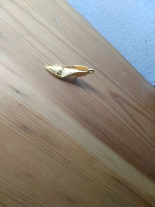Colgante tacón dorado
