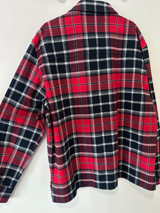 Camisa a cuadros roja y negra