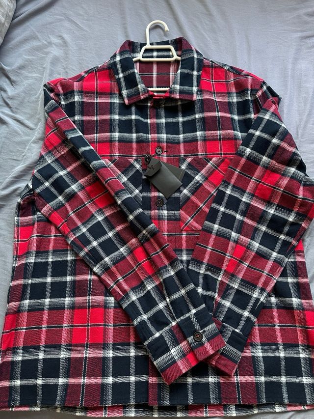 Camisa a cuadros roja y negra