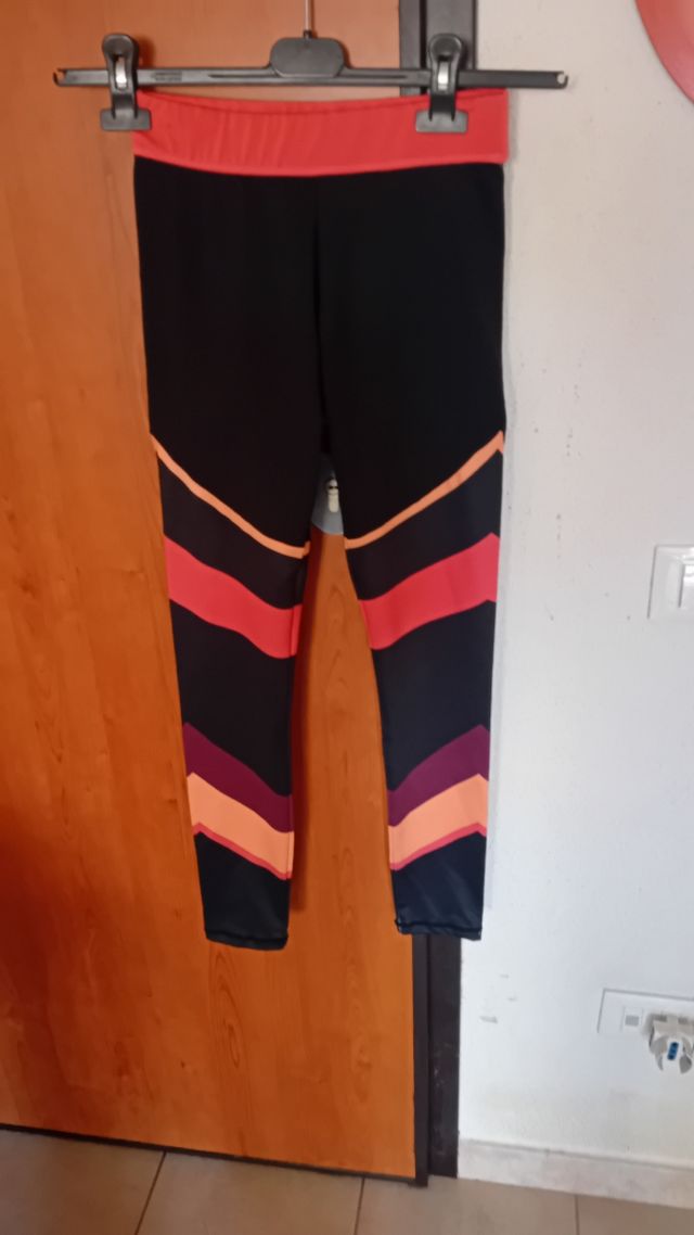 Fuseaux neri con bande colorate