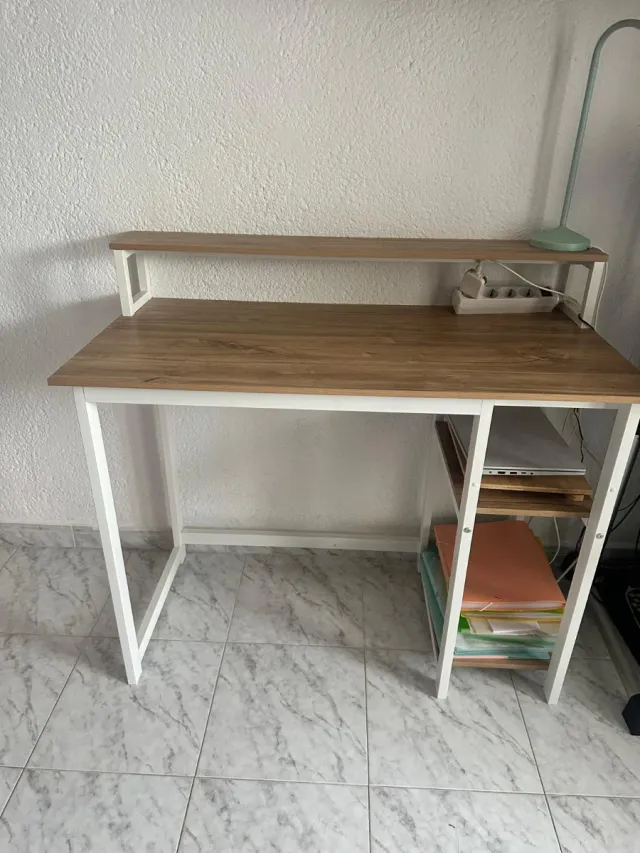 Tavolo scrivania in legno e metallo con ripiani