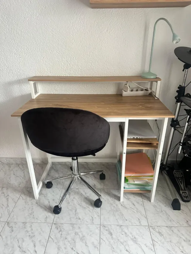 Tavolo scrivania in legno e metallo con ripiani