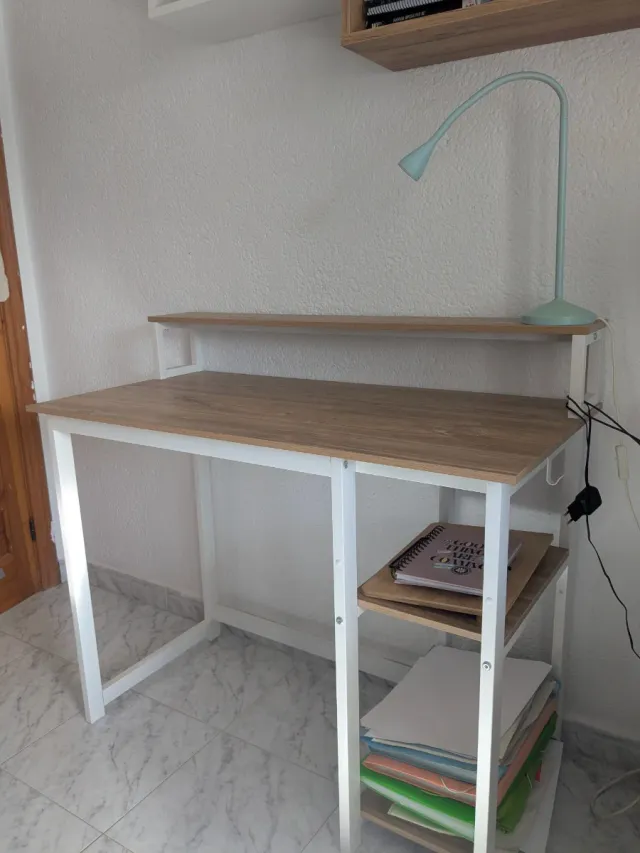 Tavolo scrivania in legno e metallo con ripiani