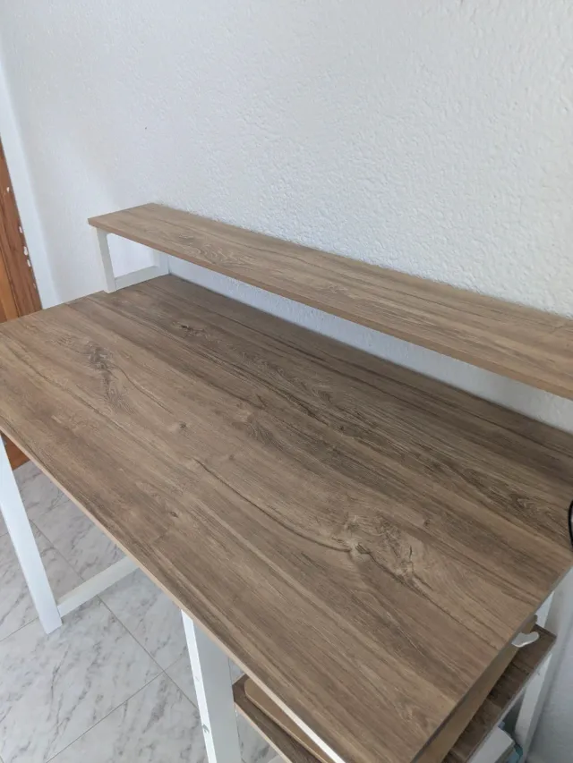 Tavolo scrivania in legno e metallo con ripiani