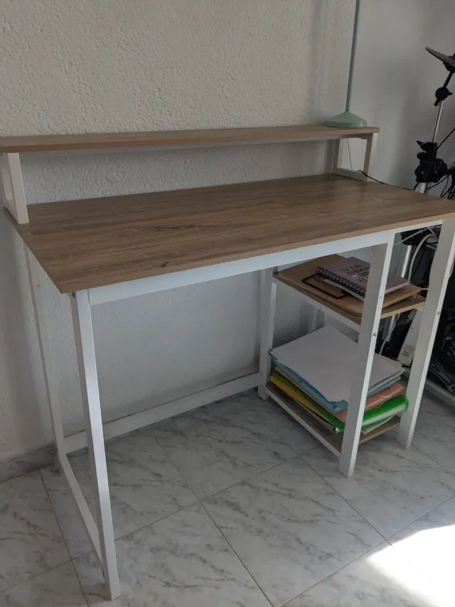 Tavolo scrivania in legno e metallo con ripiani