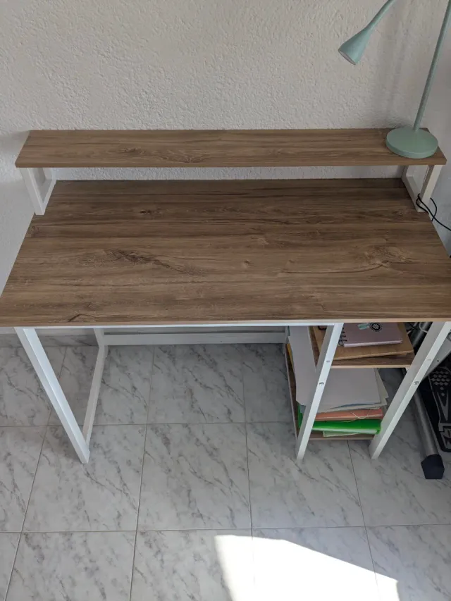 Tavolo scrivania in legno e metallo con ripiani