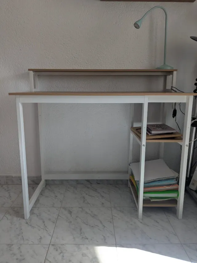 Tavolo scrivania in legno e metallo con ripiani