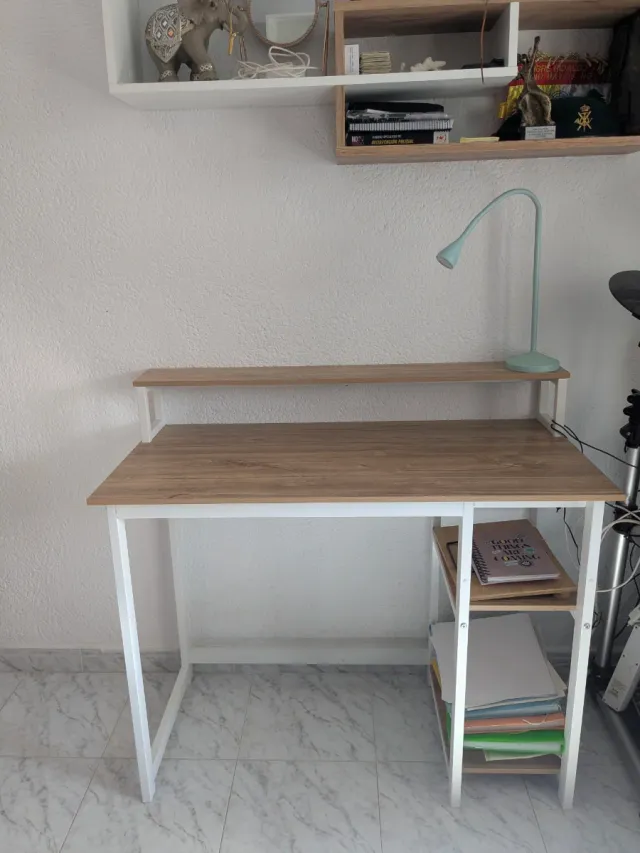 Tavolo scrivania in legno e metallo con ripiani