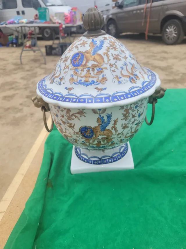 Tibol a de porcelana China con asas de león