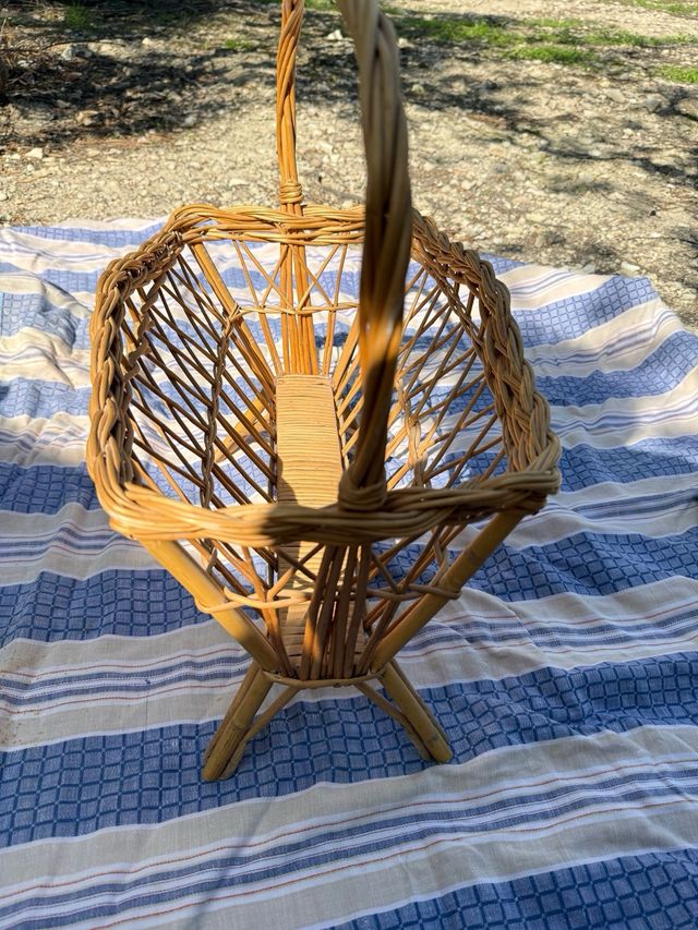 Cesta de mimbre para revistas