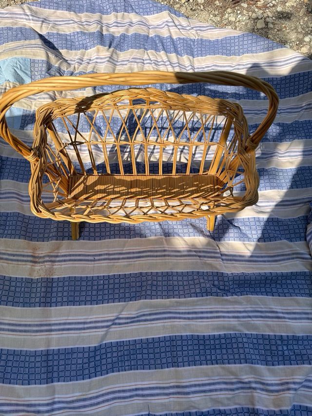 Cesta de mimbre para revistas