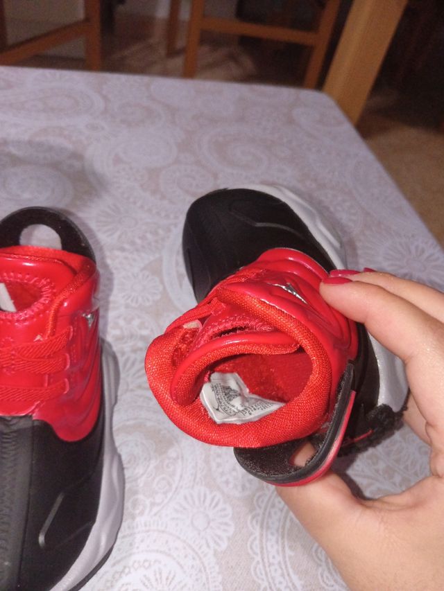 Botas Jordan Talla 19.5 Rojas y Negras